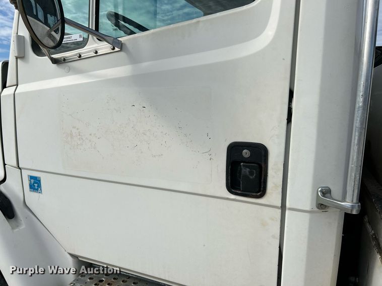 image for item NQ9907 1999 Freightliner FL60  utility / service truck