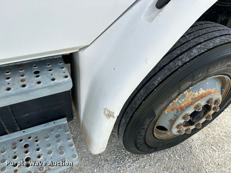 image for item NQ9907 1999 Freightliner FL60  utility / service truck