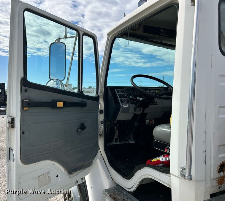 image for item NQ9907 1999 Freightliner FL60  utility / service truck