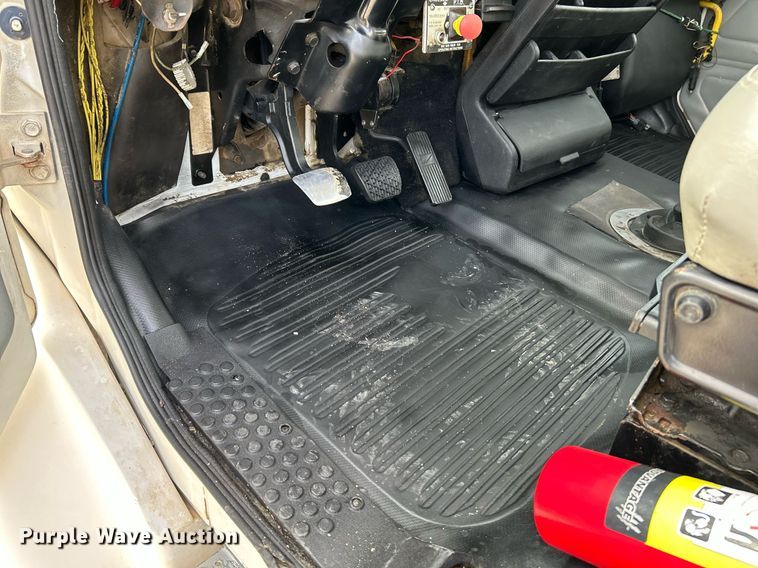 image for item NQ9907 1999 Freightliner FL60  utility / service truck