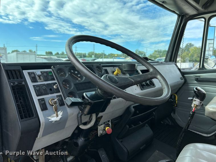 image for item NQ9907 1999 Freightliner FL60  utility / service truck
