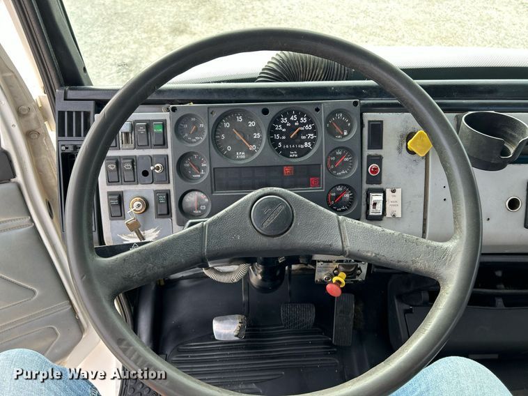 image for item NQ9907 1999 Freightliner FL60  utility / service truck