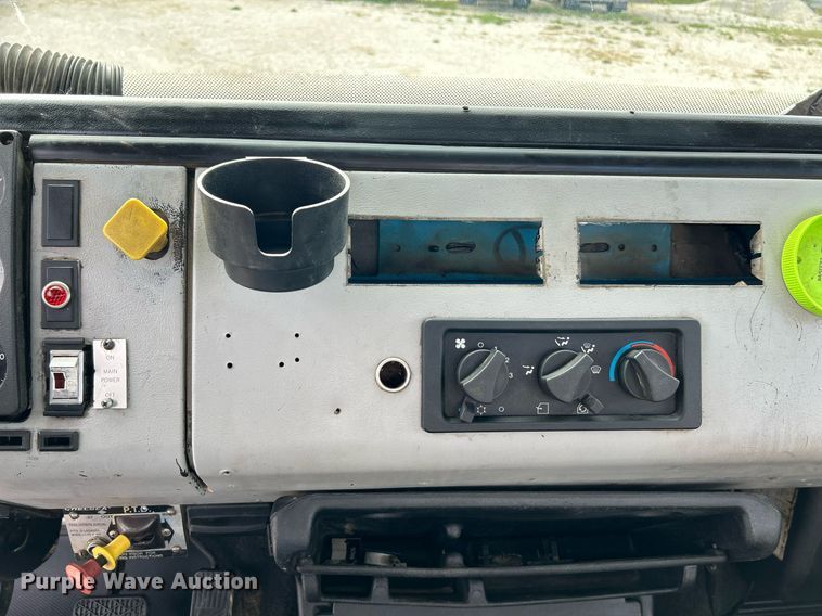 image for item NQ9907 1999 Freightliner FL60  utility / service truck