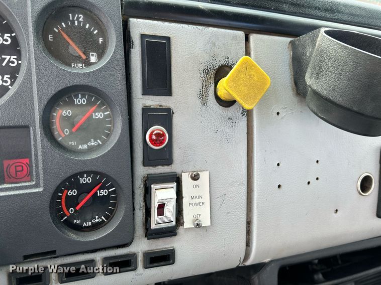 image for item NQ9907 1999 Freightliner FL60  utility / service truck