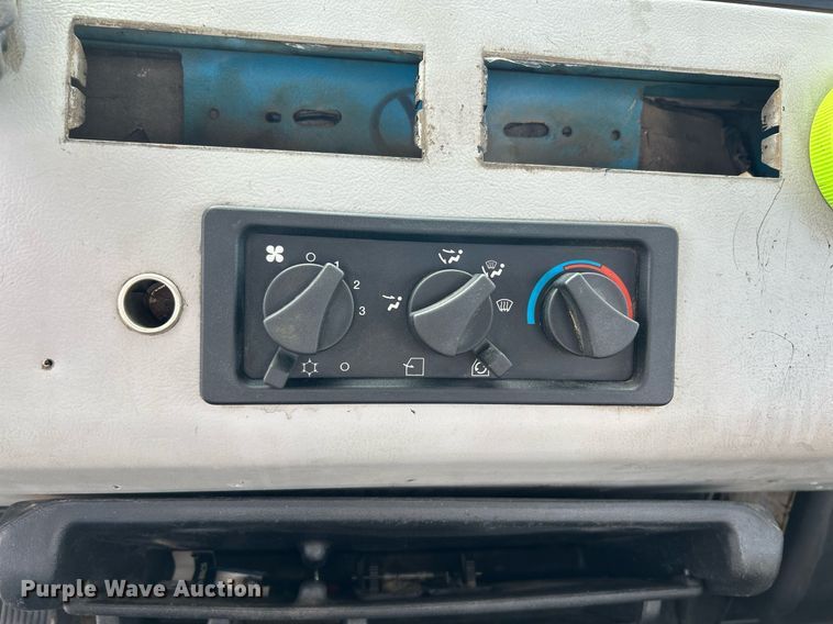 image for item NQ9907 1999 Freightliner FL60  utility / service truck