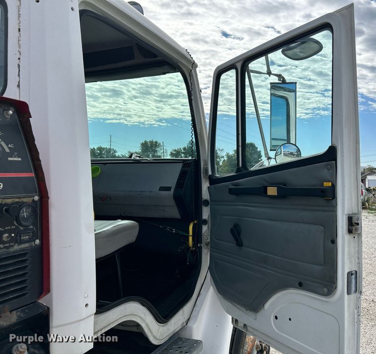 image for item NQ9907 1999 Freightliner FL60  utility / service truck