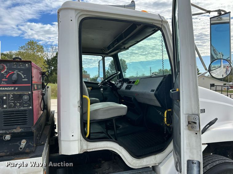 image for item NQ9907 1999 Freightliner FL60  utility / service truck