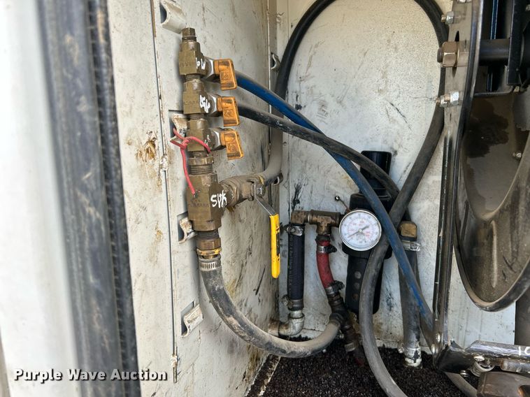 image for item NQ9907 1999 Freightliner FL60  utility / service truck