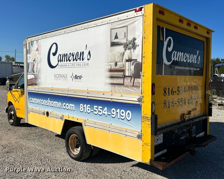 image for item NQ9908 1998 GMC 3500  box truck