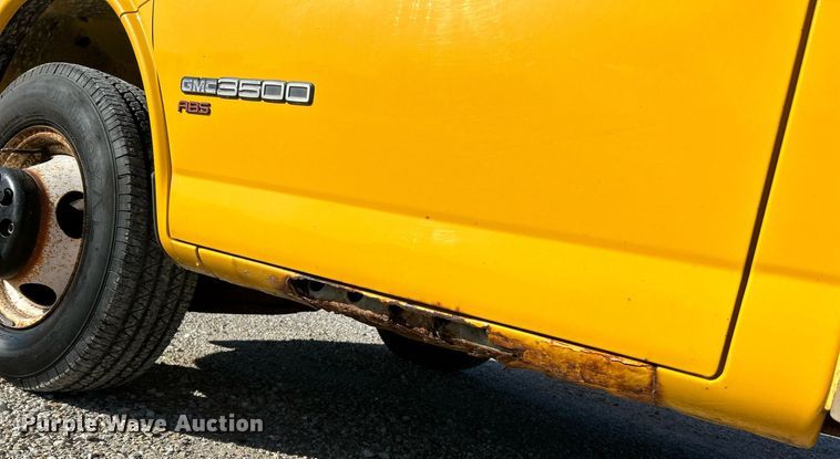 image for item NQ9908 1998 GMC 3500  box truck