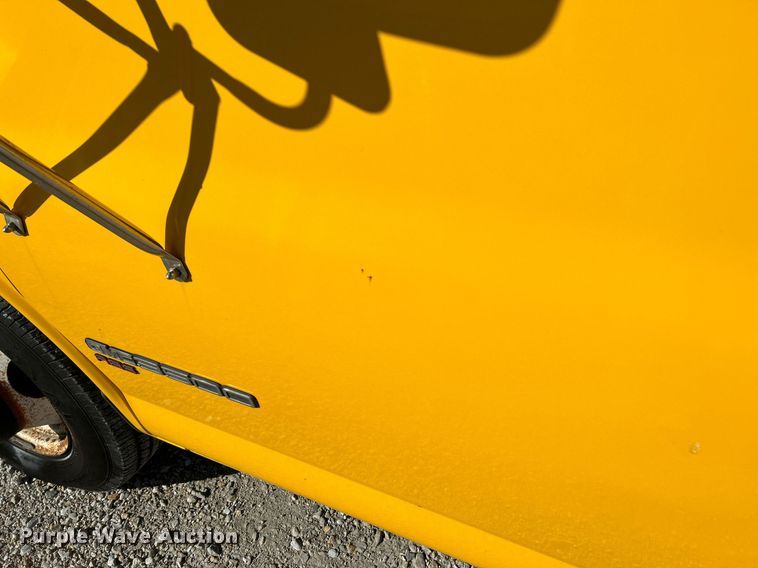 image for item NQ9908 1998 GMC 3500  box truck