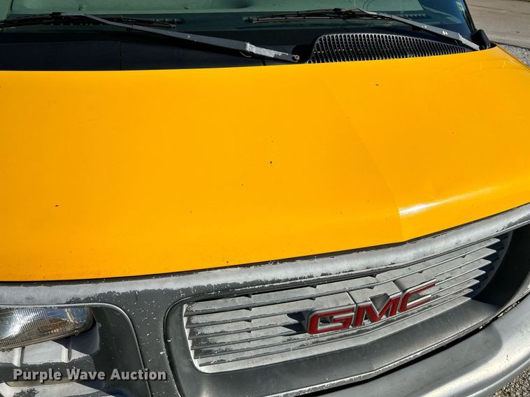 image for item NQ9908 1998 GMC 3500  box truck