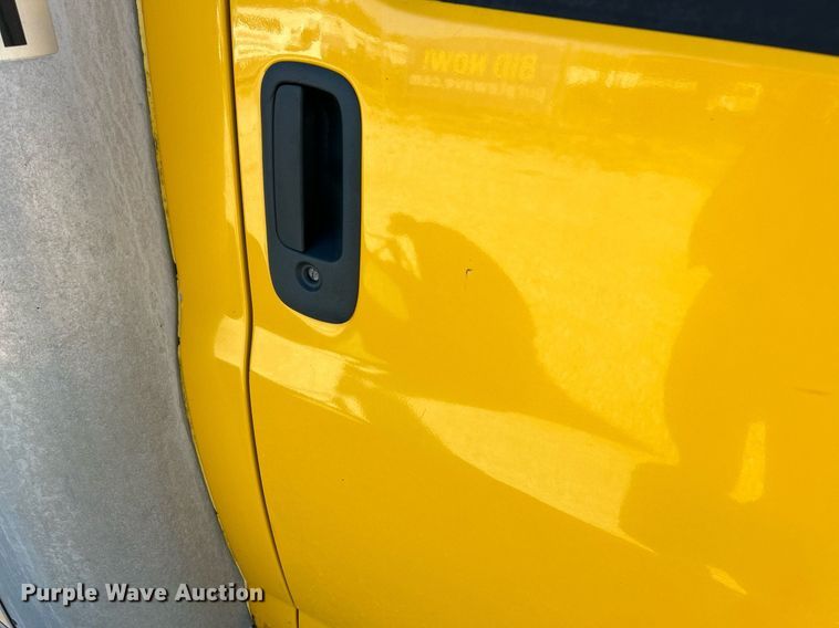 image for item NQ9908 1998 GMC 3500  box truck