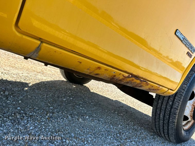 image for item NQ9908 1998 GMC 3500  box truck