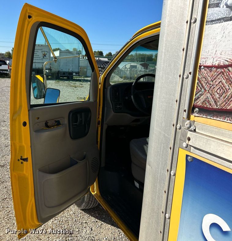 image for item NQ9908 1998 GMC 3500  box truck