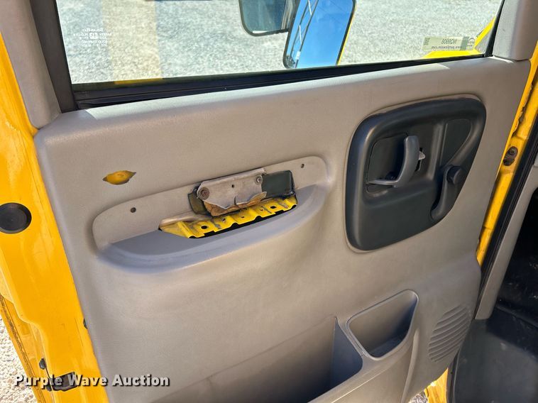 image for item NQ9908 1998 GMC 3500  box truck