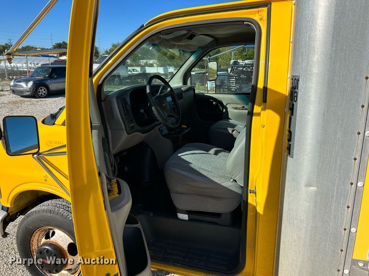 image for item NQ9908 1998 GMC 3500  box truck