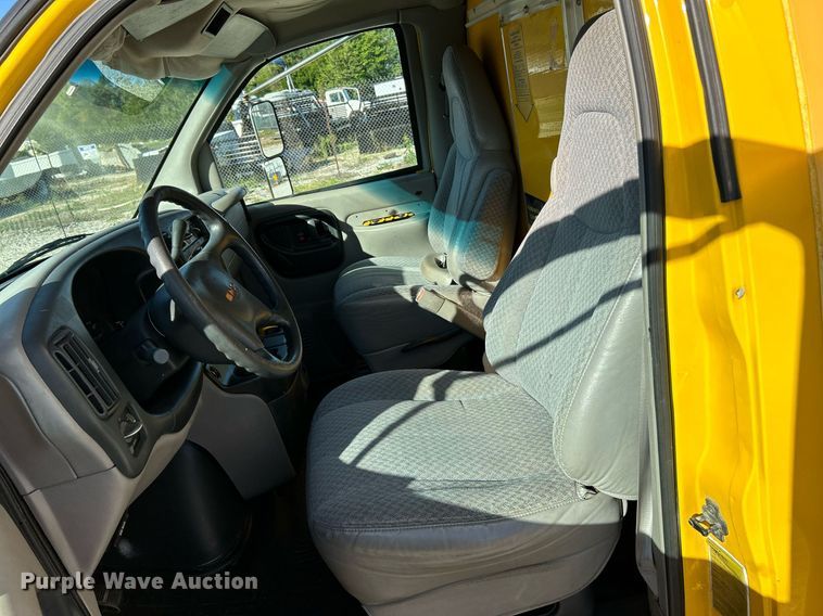 image for item NQ9908 1998 GMC 3500  box truck