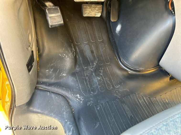 image for item NQ9908 1998 GMC 3500  box truck