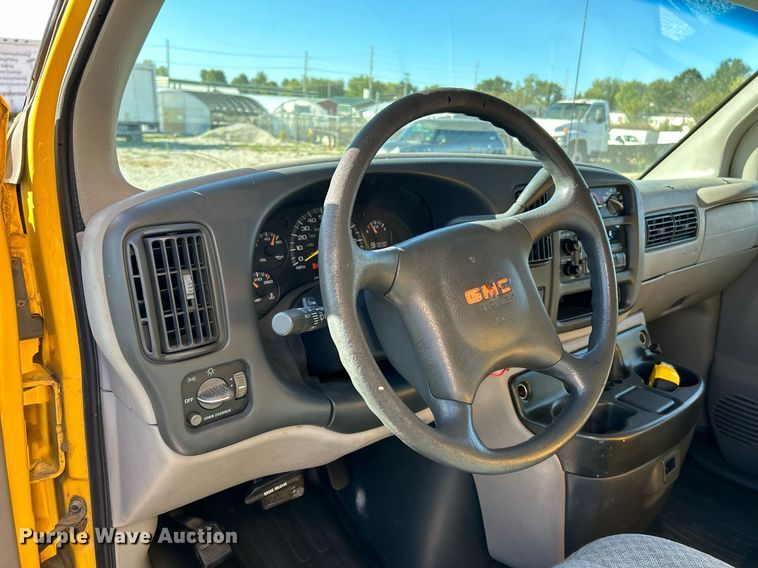 image for item NQ9908 1998 GMC 3500  box truck