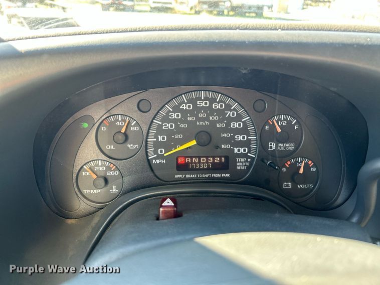 image for item NQ9908 1998 GMC 3500  box truck