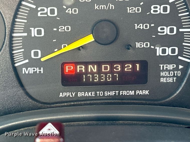 image for item NQ9908 1998 GMC 3500  box truck