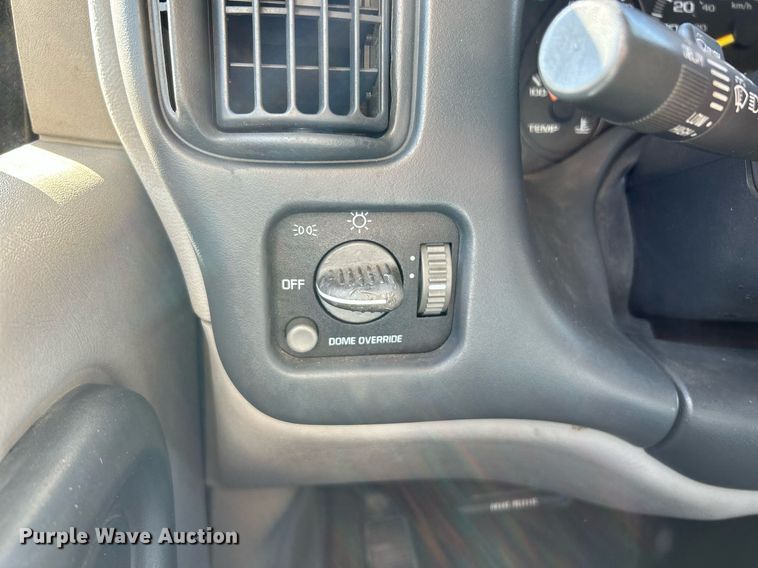 image for item NQ9908 1998 GMC 3500  box truck