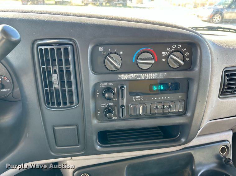 image for item NQ9908 1998 GMC 3500  box truck