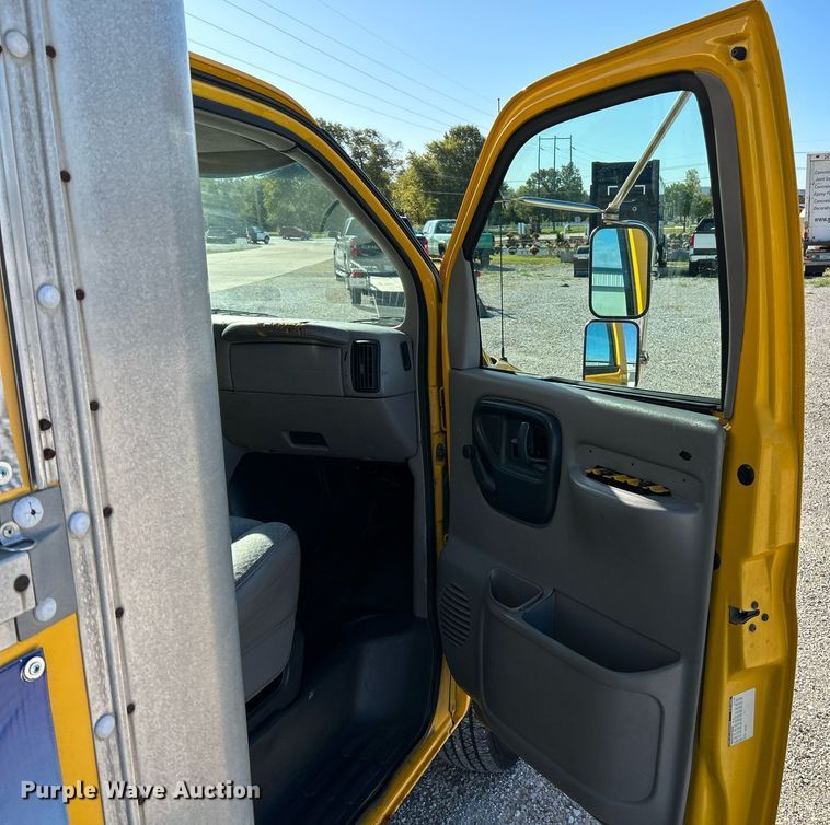 image for item NQ9908 1998 GMC 3500  box truck