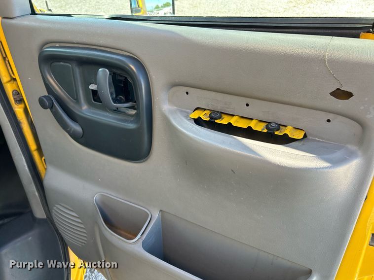 image for item NQ9908 1998 GMC 3500  box truck