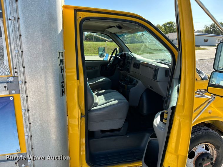 image for item NQ9908 1998 GMC 3500  box truck