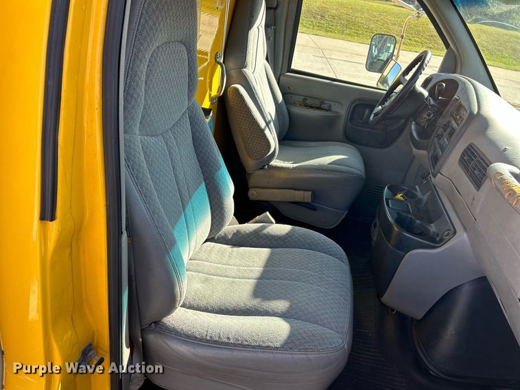 image for item NQ9908 1998 GMC 3500  box truck