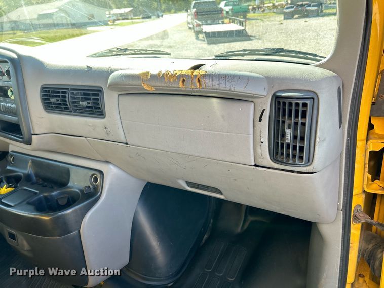 image for item NQ9908 1998 GMC 3500  box truck