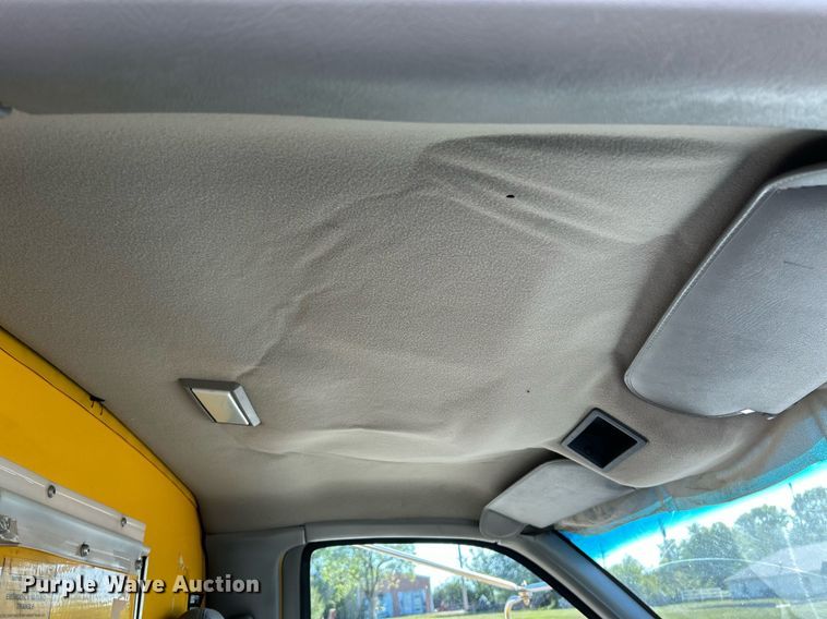 image for item NQ9908 1998 GMC 3500  box truck