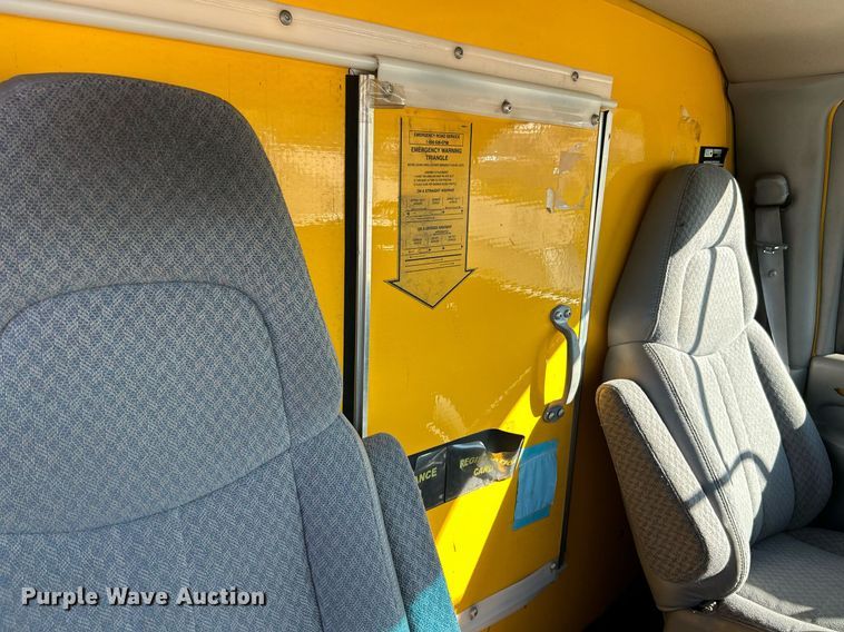 image for item NQ9908 1998 GMC 3500  box truck