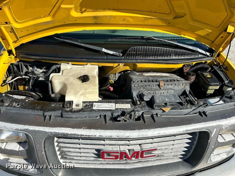 image for item NQ9908 1998 GMC 3500  box truck