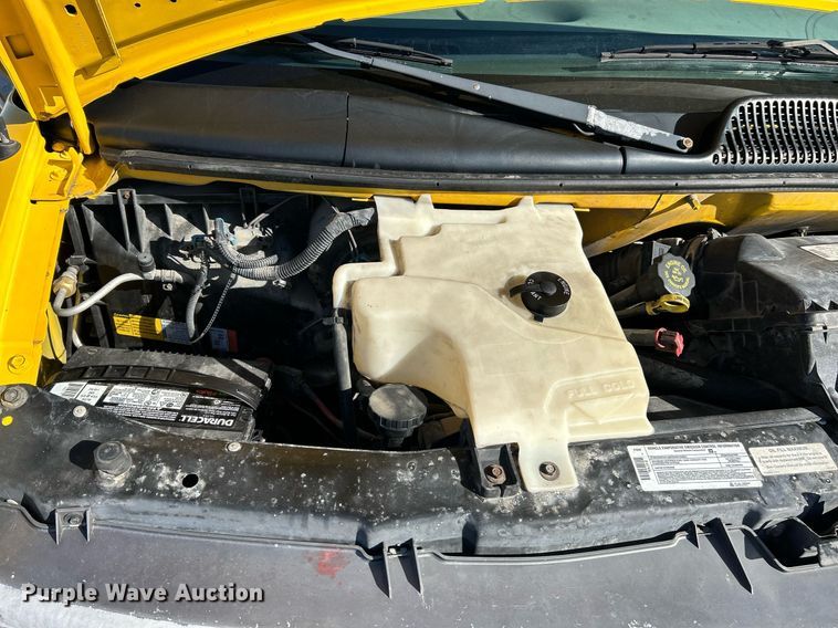 image for item NQ9908 1998 GMC 3500  box truck