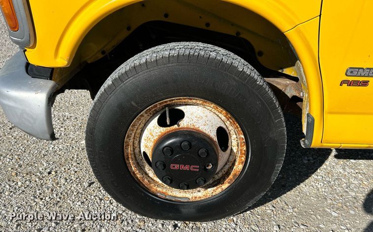 image for item NQ9908 1998 GMC 3500  box truck
