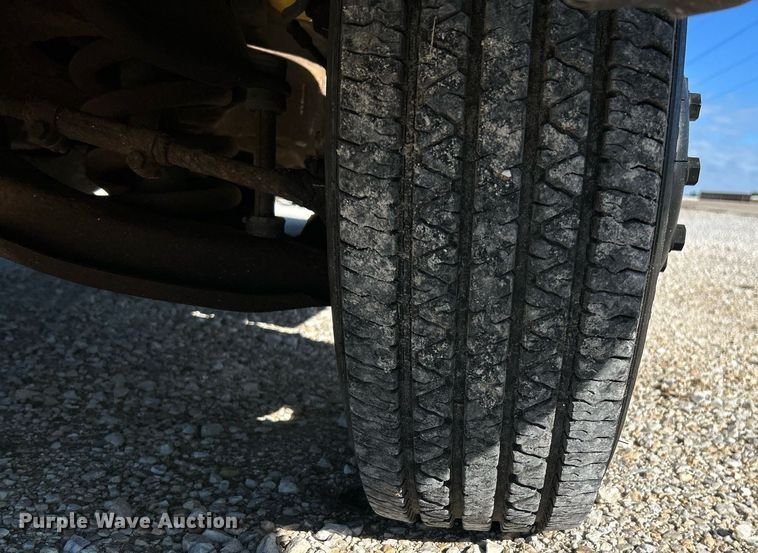 image for item NQ9908 1998 GMC 3500  box truck