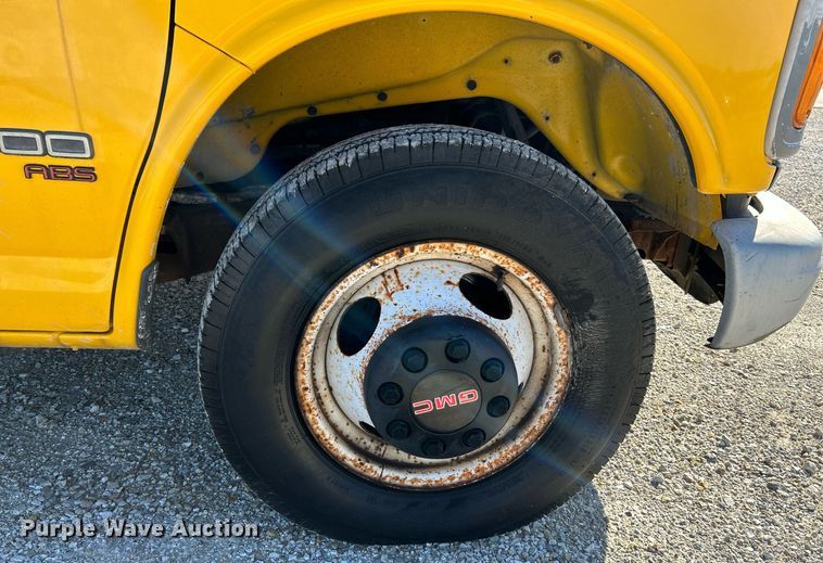 image for item NQ9908 1998 GMC 3500  box truck