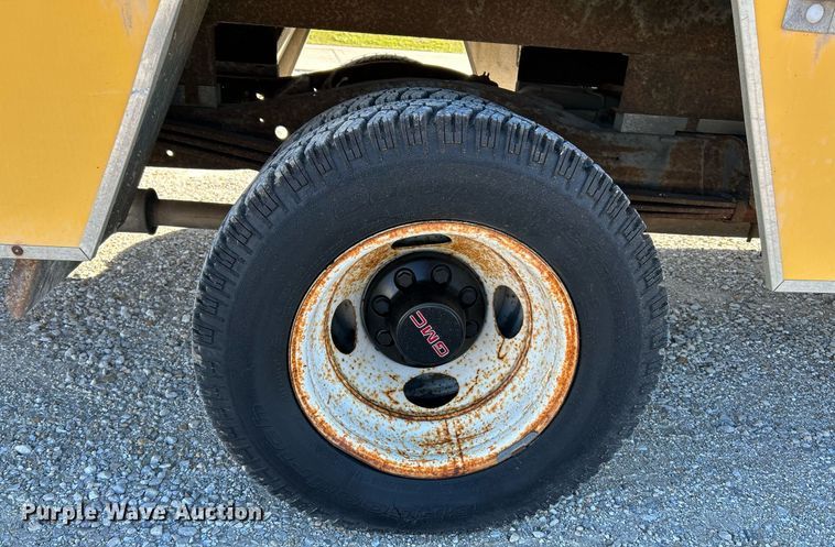 image for item NQ9908 1998 GMC 3500  box truck