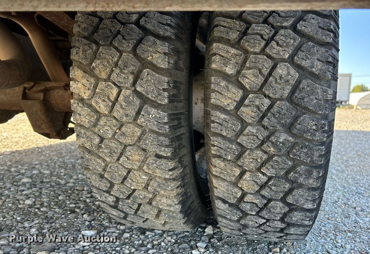 image for item NQ9908 1998 GMC 3500  box truck