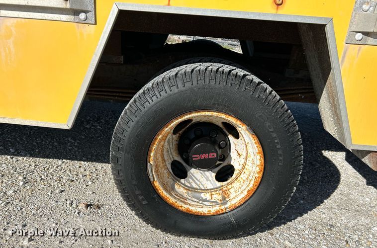 image for item NQ9908 1998 GMC 3500  box truck