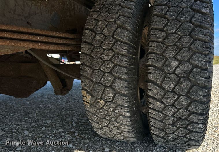 image for item NQ9908 1998 GMC 3500  box truck