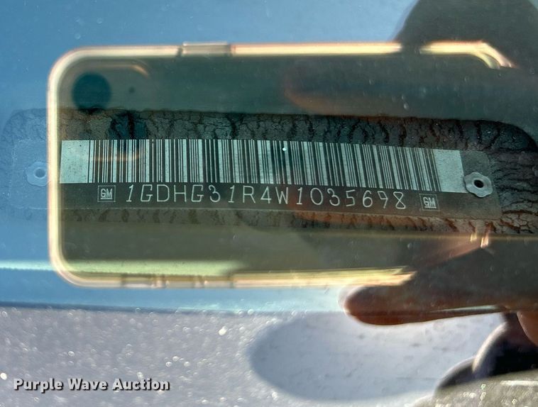 image for item NQ9908 1998 GMC 3500  box truck