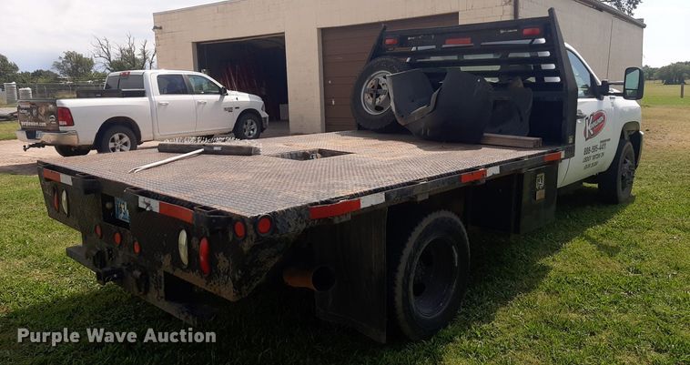 image for item NV9320 2011 Chevrolet Silverado 3500HD  flatbed pickup truck