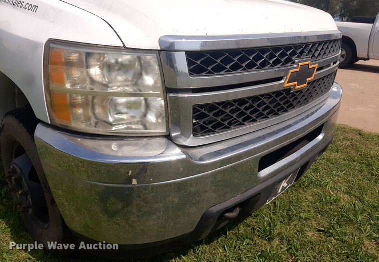 image for item NV9320 2011 Chevrolet Silverado 3500HD  flatbed pickup truck