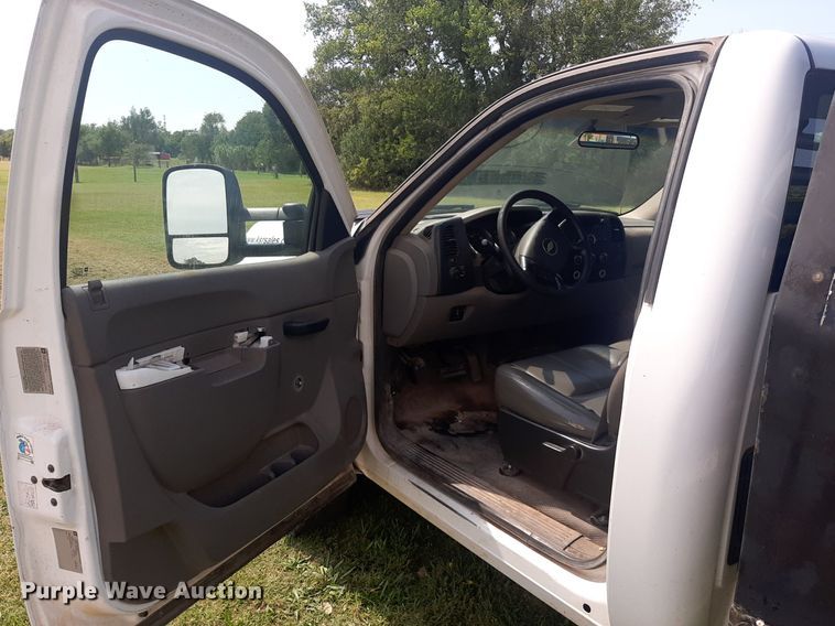 image for item NV9320 2011 Chevrolet Silverado 3500HD  flatbed pickup truck