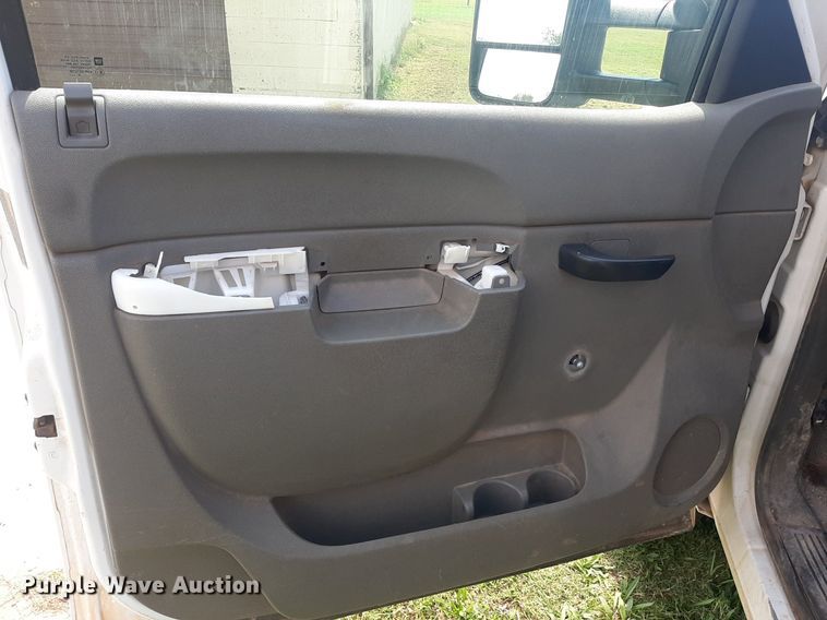 image for item NV9320 2011 Chevrolet Silverado 3500HD  flatbed pickup truck