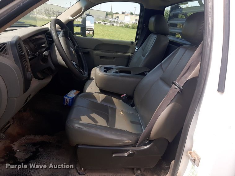 image for item NV9320 2011 Chevrolet Silverado 3500HD  flatbed pickup truck